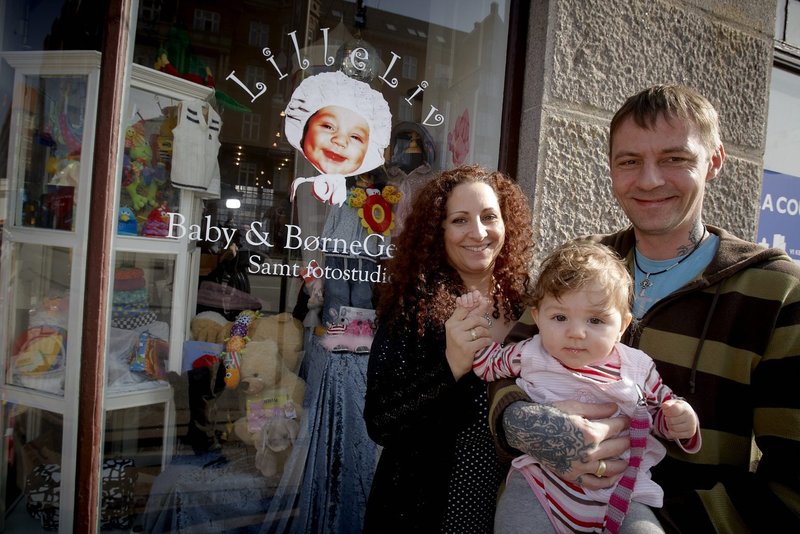 Sue og Tommy Bergmark med datteren Miricca Liv, som butikken er opkaldt efter. Foto: Michael Paldan