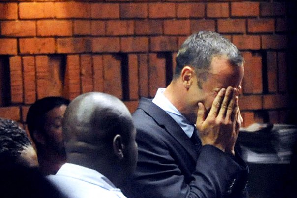 Oscar Pistorius brød sammen i retten fredag, da han blev anklaget for mord. Foto: Antoine de Ras