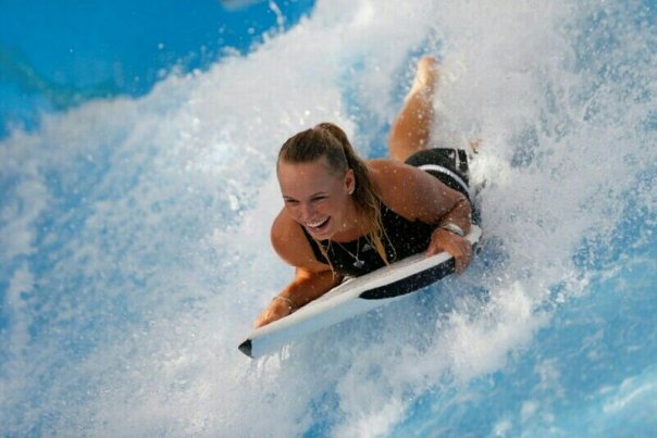 Caroline Wozniacki på surfboard Foto: Ikke oplyst