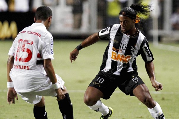 Ronaldinho (th) Foto: STRINGER/BRAZIL