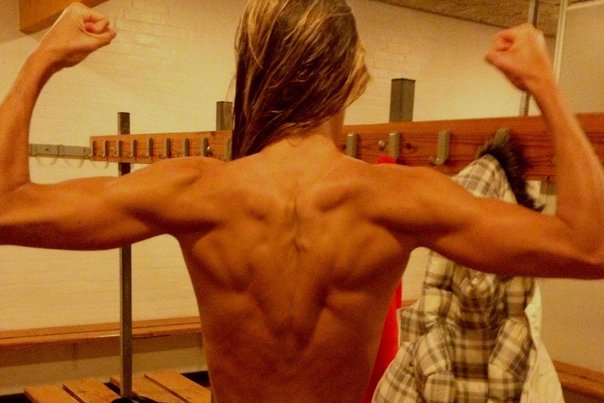Helle Frederiksen poserer i omklædningsrummet og spænder triatlon-musklerne efter en gang svømmetræning. Foto: Ikke oplyst