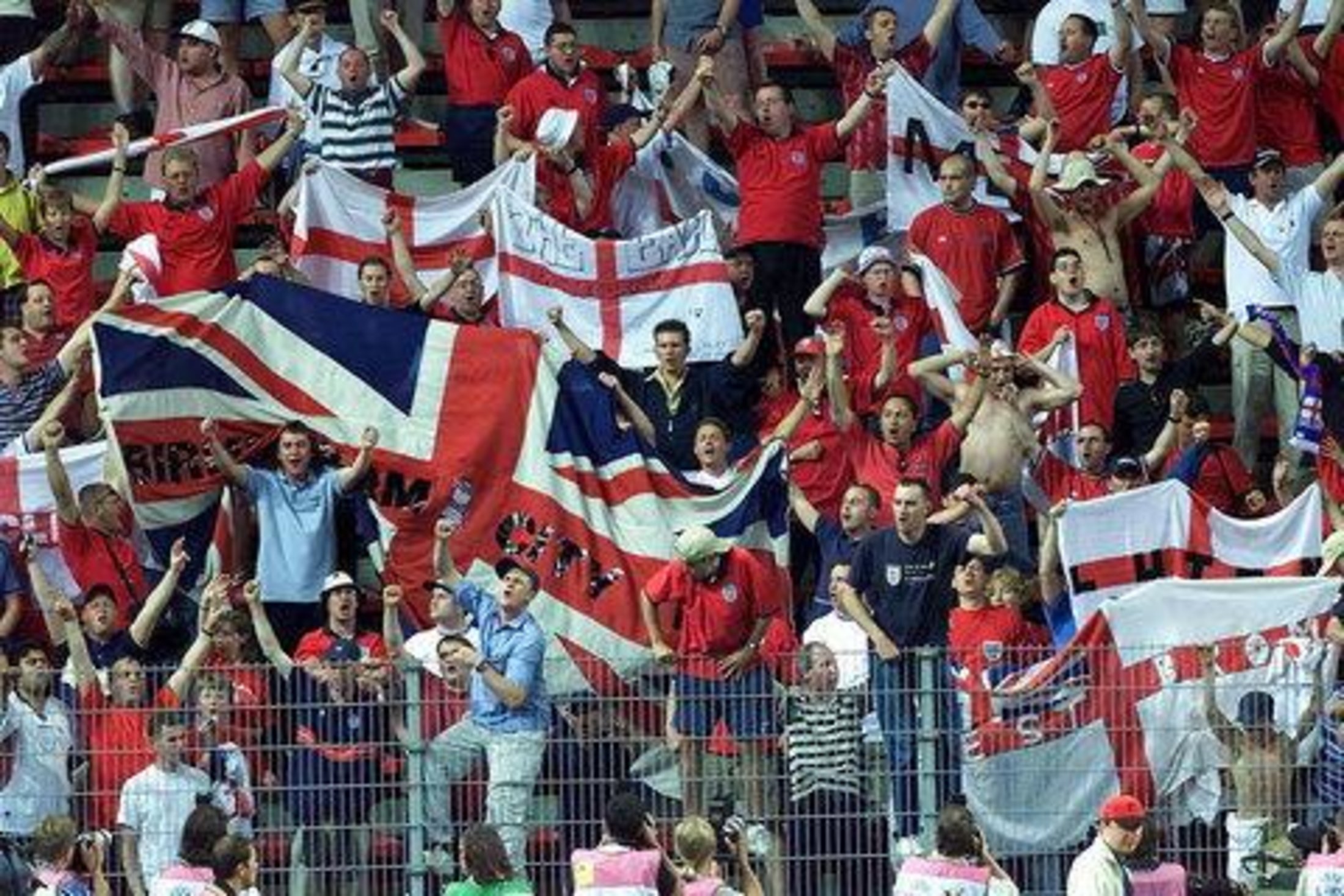 hooligans-bar-england-til-sejren-nyheder-www-bt-dk