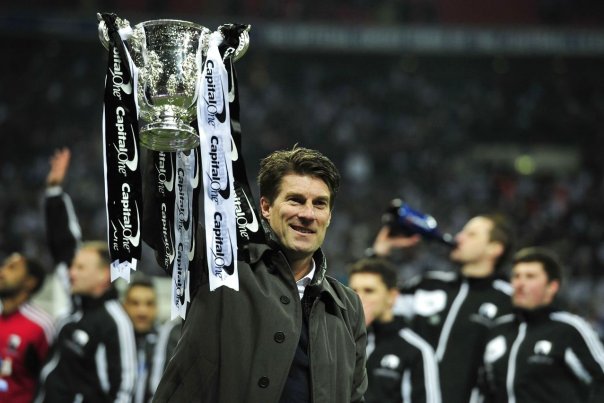 Michael Laudrup med Capital One Cup-trofæet. I første omgang ville han ikke modtage det. Foto: GLYN KIRK, GLYN KIRK