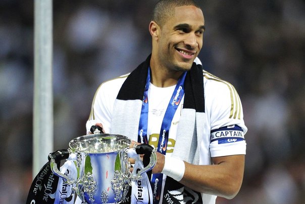 Manchester United har efter sigende kig på Ashley Williams, der her ses med Capital One Cup-trofæet. Foto: GLYN KIRK, GLYN KIRK