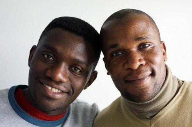 Mwape Miti (tv.) og Andrew Tembo er nu sikret løn i OB til juni 2006. Foto: Erik Luntang - 165922-ob-holder-p-miti-og-tembo--