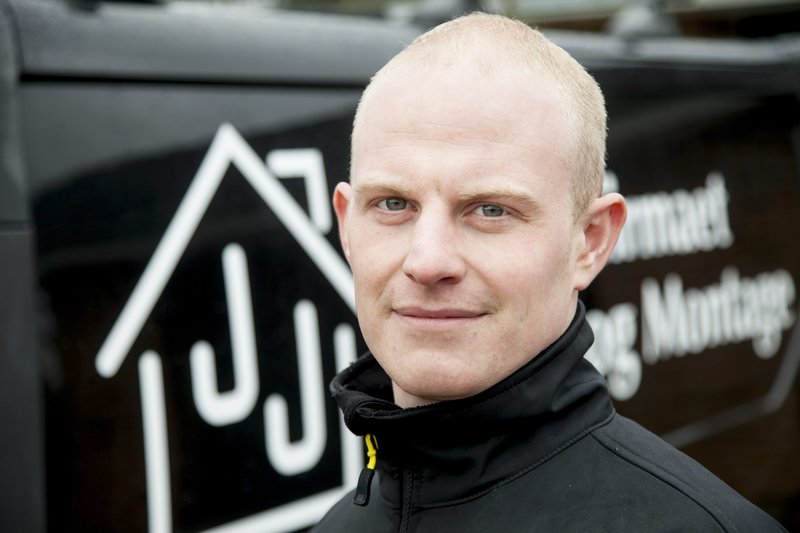 Jakob Jensen driver det nye tømrerfirma hjemme fra familiens bolig på Sølystvej i Ørum. Foto: Morten Dueholm. - 7249052-nu-er-jeg-klar-til-at-vre-selvstndig---2
