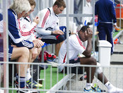  Jores Okore med is på knæet er tydeligt skuffet efter han måtte udgå fra træningen Foto: Claus Bech