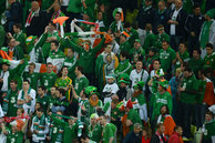 De irske fans synger og hylder deres fans i slutningen af Spaniens 4-0 sejr. Foto: PATRIK STOLLARZ