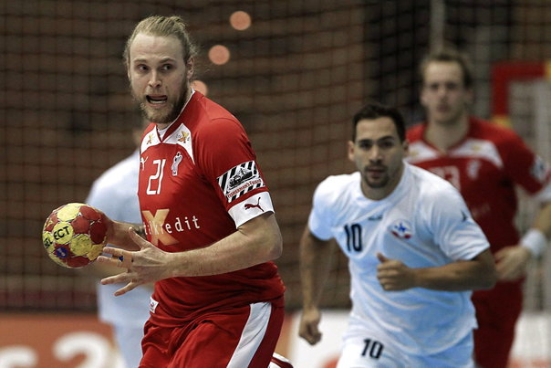 epa03537704 Denmark's Henrik Mollgaard (L) in action during the men's Handball World Championship Group B preliminary round match against Chile in Seville, southern Spain, 15 January 2013. EPA/PACO PUENTES Foto: PACO PUENTES