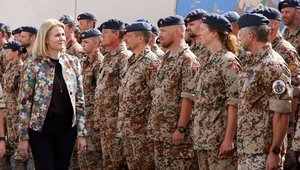 Thorning besøger danske jagersoldater på IS-mission