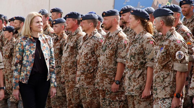 Thorning besøger danske jagersoldater på IS-mission