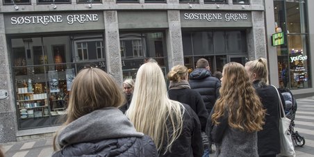 Kunderne i kø efter Grene-møbler - 1