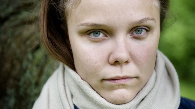 ... sagde 18-årige Emma Broberg Jensen i Berlingske 2. juni. Hun oplever ofte at få overskredet sine grænser i nattelivet. Psykoterapeut Birgitte Asmussen ... - 7418802-gher