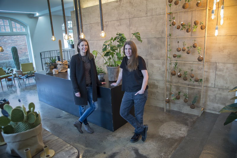 Frisør eiwan er åbnet igen nu også med planter og krukker ...