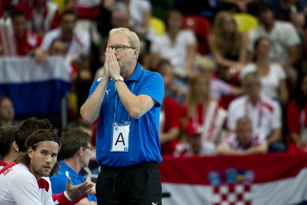 Ulrik Wilbek beder forgæves om lidt medgang i OL-kampen mod Kroatien i sommer. Nu mødes de to hold igen. Foto: Søren Bidstrup