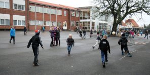 Samling foregår i skolegården - 2