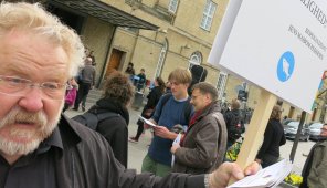 På Banegårdspladen i Aarhus mødte han folk og drøftede bispevalget med dem. Klaus Krogh (til venstre) delte brochurer og foldere ud som agitation for ... - 8689313-smser-ind-i-kampen-om-at-blive-biskop---1