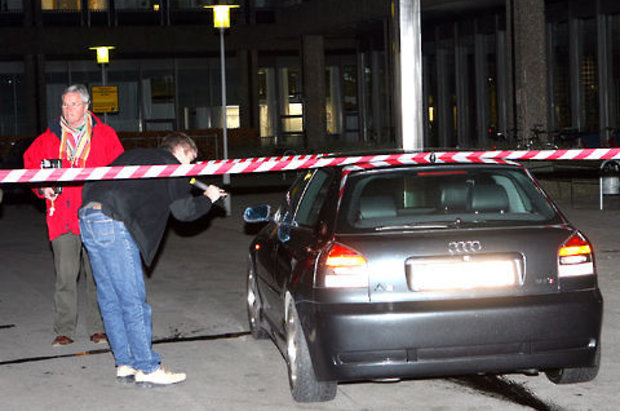 En halv snes skud blev affyret mod den sorte Audi i Mimersgade.