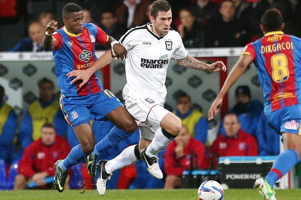 Wilfried Zaha (t.v.) kan onsdag blive den første markspiller fra første division, der får spilletid under den engelske landstræner Roy Hodgson: Action Images / Steven Paston Livepic Foto: Steven Paston