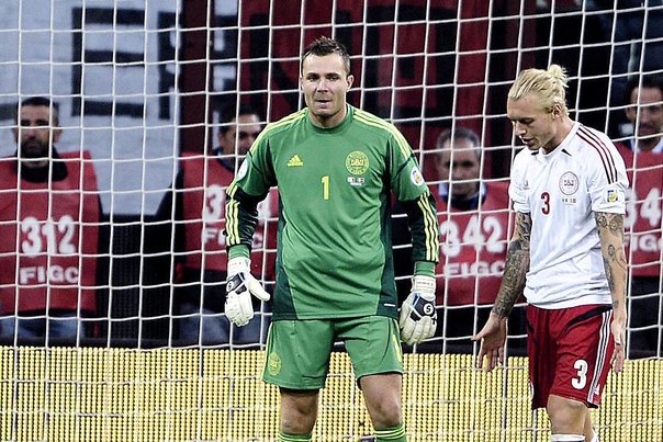 Kvalifikationskamp til VM Italien vs Danmark- - 3-1 til Italien i anden halvleg, her ses målmand Stephan Andersen (tv) og Simon Kjær tirsdag aften d.16.oktober 2012 i Milano. (Foto: Liselotte Sabroe/Scanpix 2012). Foto: Liselotte Sabroe
