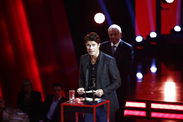 Den tidligere landsholdsspiller Brian Laudrup er optaget som det 11. navn i Fodboldens Hall of Fame ved Dansk Fodbold Award 2012. I baggrunden ses den tidligere Rangers-manager Walter Smith, som forinden havde rost Brian Laudrup i høje vendinger. Foto: Martin Sylvest