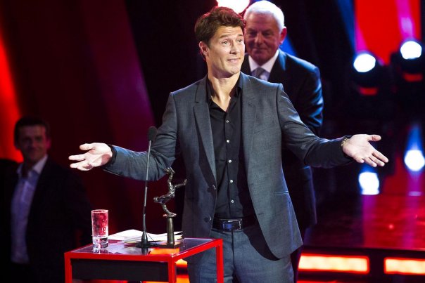 Brian Laudrup var mandag aftens hovedperson i Cirkusbygningen, da han blev medlem af DBUs Hall of Fame. Prisen fik han overrakt af sin tidligere manager Walter Smith i baggrunden. Foto: Martin Sylvest Andersen