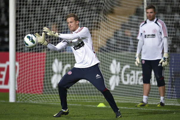 Anders Lindegaard mener, at der snart skal vælges en fast førstemålmand på landsholdet. I baggrunden ses konkurrenten Stephan Andersen. Foto: Jens Nørgaard Larsen