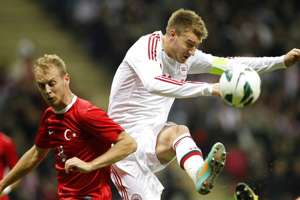 Nicklas Bendtner (th) scorede det danske mål i 1-1 opgøret ude mod Tyrkiet. Foto: TOLGA BOZOGLU