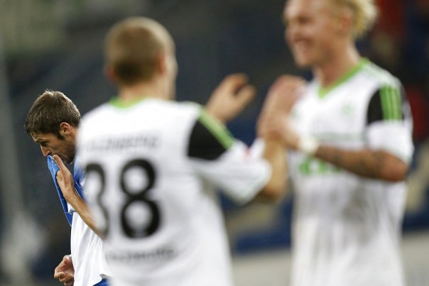 VfL Wolfsburgs Thomas Kahlenberg og Simon Kjær (th) fejrer sejren over TSG Hoffenheim. Foto: LISI NIESNER