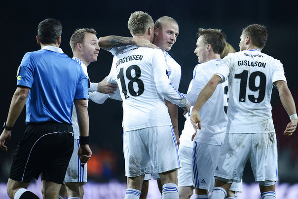 FCK jubler over Nicolai Jørgensens mål til 2-0 mod FCM. FCK vandt 2-1, men Nicolai Jørgensen måtte kort efter sin scoring udgå. Foto: Claus Bech
