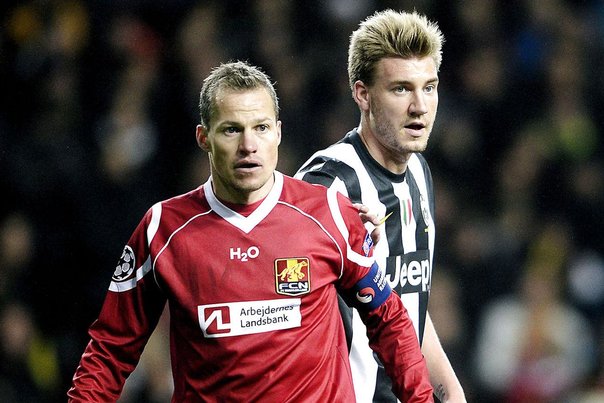 Nicklas Bendtner (th) her i aktion mod Nicolai Stokholm vil ikke afvise at blive i Arsenal, når hans lejekontrakt med Juventus udløber til sommer. Foto: Liselotte Sabroe