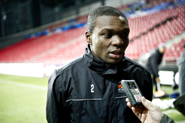 Jores Okore ses her inden FCNs kamp mod Shakhtar Donetsk. Foto: Torkil Adsersen