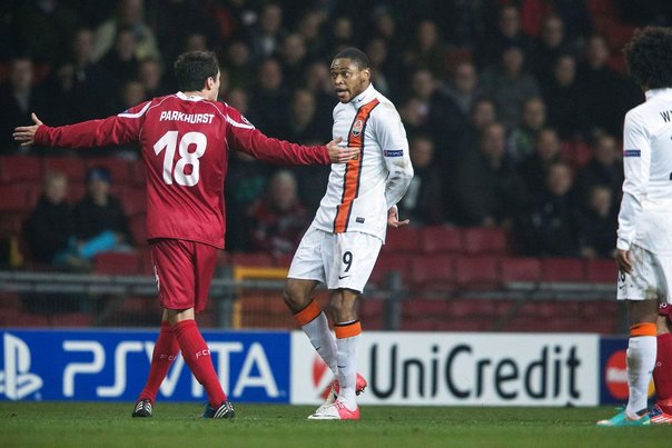Luiz Adriano (im) efter at have scoret sit omdiskuterede mål. Foto: ANDREAS HILLERGREN