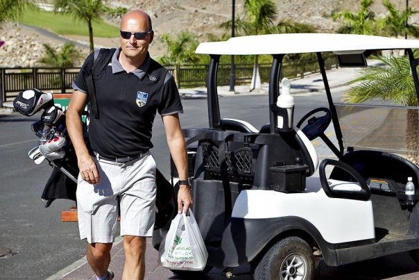 Bjarne Riis hygger sig med golf på Mallorca i disse dage, mens UCI bestemmer om hans hold skal have World Tour-licens eller ej. Foto: Nils Meilvang