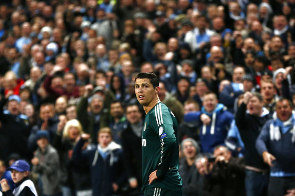 Manchester Citys fans er her noget efter Cristiano Ronaldo. Men mon ikke at han er ligeglad. Real Madrig er videre fra gruppen på bekostning af netop Manchester City. Foto: DARREN STAPLES