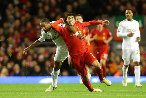 Ashley Williams (v) har i sin bog beskyldt Liverpools Luis Suarez (h) for at filme. Det har vakt rører i andedammen før holdenes opgør søndag eftermiddag. Foto: Lee Smith