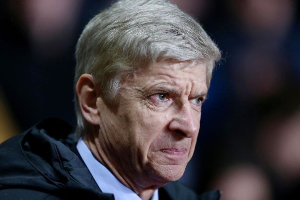 Wenger var i godt humør før kampen mod Aston Villa og jokede med hjemmeholdets maskot. Han blev mere og mere bekymret i takt med, at Arsenals fans udtrykte deres utilfredshed under 0-0-kampen. Foto: Steven Paston