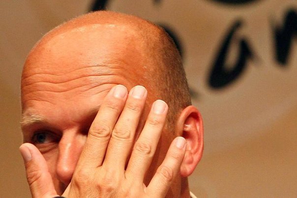Bjarne Riis får opbakning fra godt 50 procent af danskerne, mens en tredjedel mener, han skal gå af. AFP PHOTO / FRANCK FIFE Foto: FRANCK FIFE