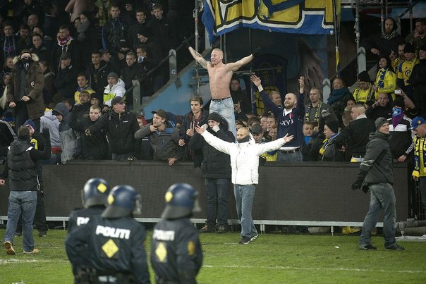 Brøndbys tilhængere overløb banen. Foto: Keld Navntoft