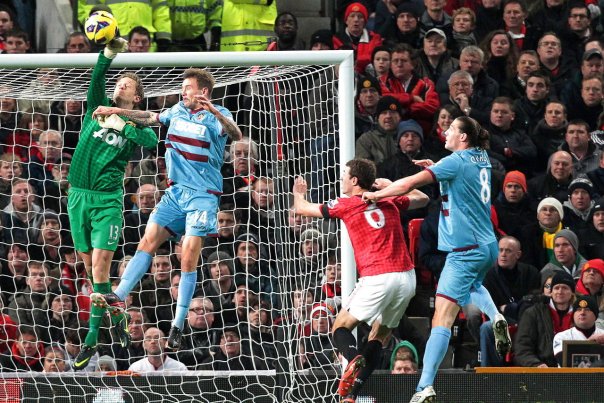 Anders Lindegaard afværger her et indlæg imod West Ham. Foto: LINDSEY PARNABY
