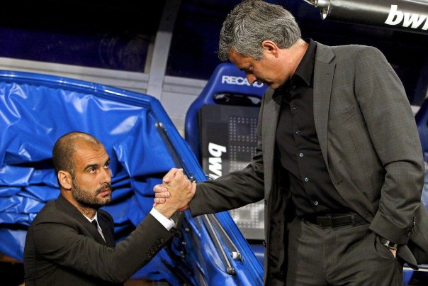 Den tidligere Barcelona-træner Pep Guardiola (tv) giver her hånd til Jose Mourinho (th). Begge meldes på vej til Manchester City Foto: BALLESTEROS