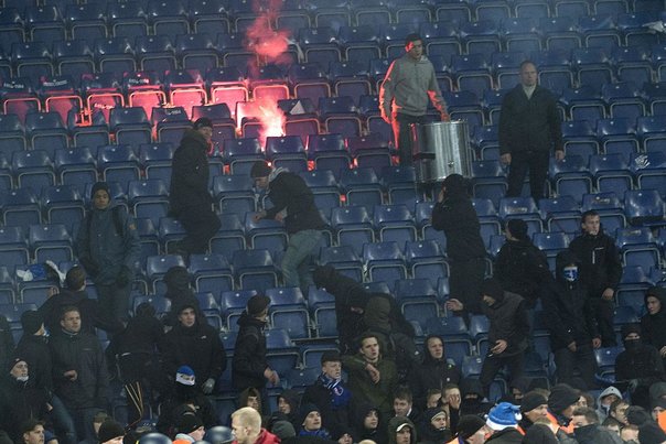 FCK-fans ser til, mens Politiet forsøger gelejdes Brøndbys fans ud ad banen. Foto: Keld Navntoft