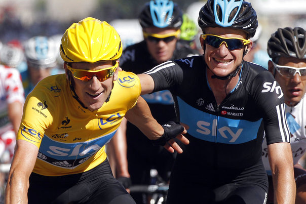 Michael Rogers (tv) siger tillykke til Bradley Wiggins med sejren i Tour de France. Næste år skal den rutinerede australier hjælpe Alberto Contador til sejren. Foto: JEAN-PAUL PELISSIER