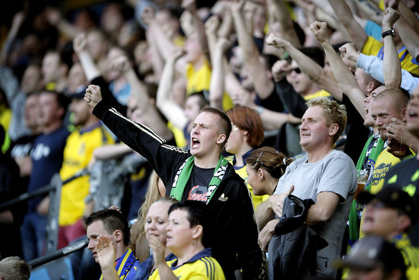 Nogle Brøndby-fans opførte sig 'helt gak', konstaterede klubejer Allan K. Pedersen efter kampen på Farum Park. Foto: LISELOTTE SABROE