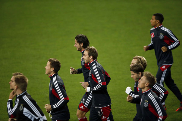  Christian Eriksen (i midten) træner på Estadio Santiago Bernabeu i Madrid, inden Ajax Amsterdams kamp mod Real Madrid tirsdag aften. Foto: SUSANA VERA
