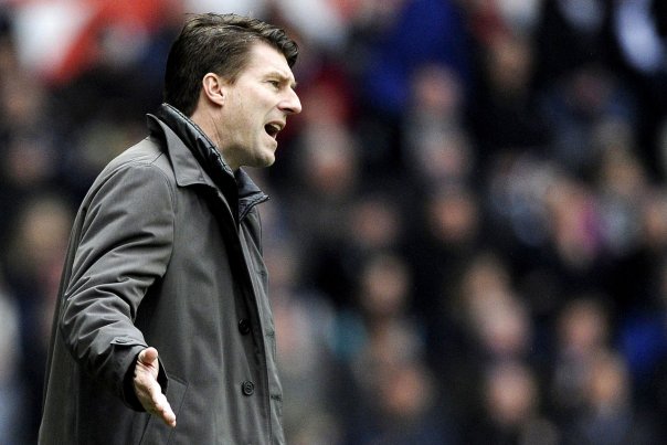Michael Laudrup dirigerer sine tropper under kampen mellem Swansea og Queens Park Rangers. Efter kampen var danskeren godt tilfreds, for Swansea vandt 4-1. Foto: REBECCA NADEN