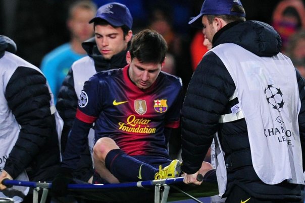 Lionel Messi bæres skadet fra banen onsdag aften. Foto: LLUIS GENE