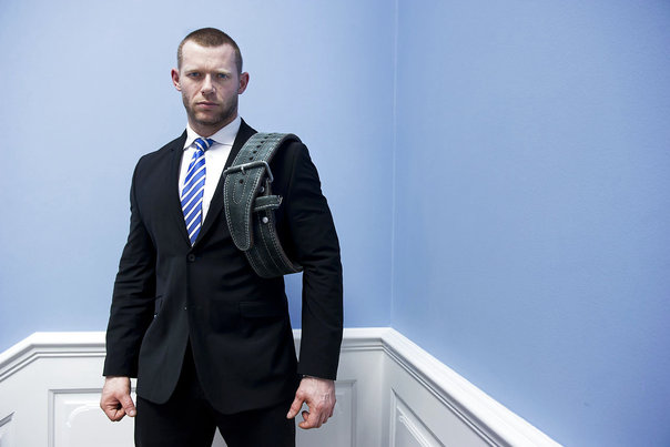 Joachim B. Olsen med sit vægttræningsbælte. DAF-direktør Jakob Larsen tror ikke på, at folketingsmedlemmet får byttet sin OL-bronze til sølv. Foto: Claus Bech