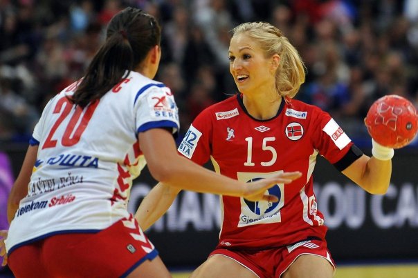 Linn Jorum Sulland, th, blev revet i trøjen af den serbiske træner, da Norge besejrede EM-værterne. Foto: ANDREJ ISAKOVIC