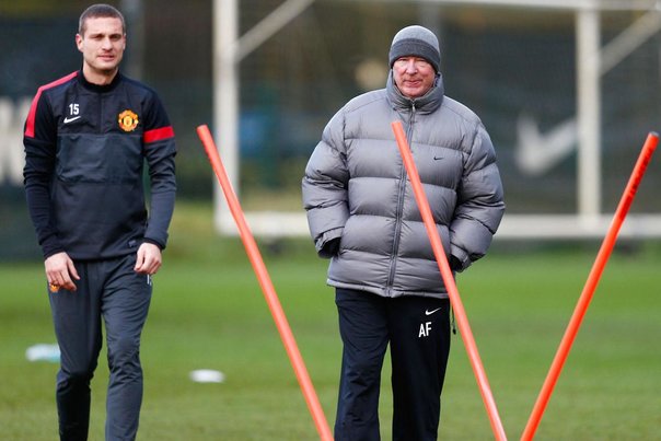 Alex Ferguson under træningen sammen med Nemanja Vidic. Foto: Jason Cairnduff